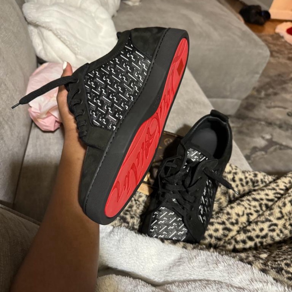 It’s a size 10/12 luxury shoe black and red bottom